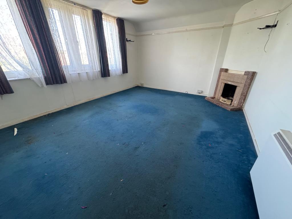 Lot: 97 - FREEHOLD BLOCK OF NINE FLATS PART INVESTMENT / PART VACANT IN WEST END OF FOLKESTONE - Flat F living room